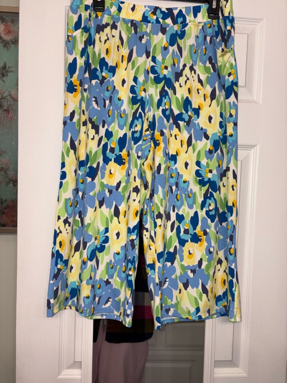 Quacker Factory Blue, Yellow & Green Floral Cropped Pant